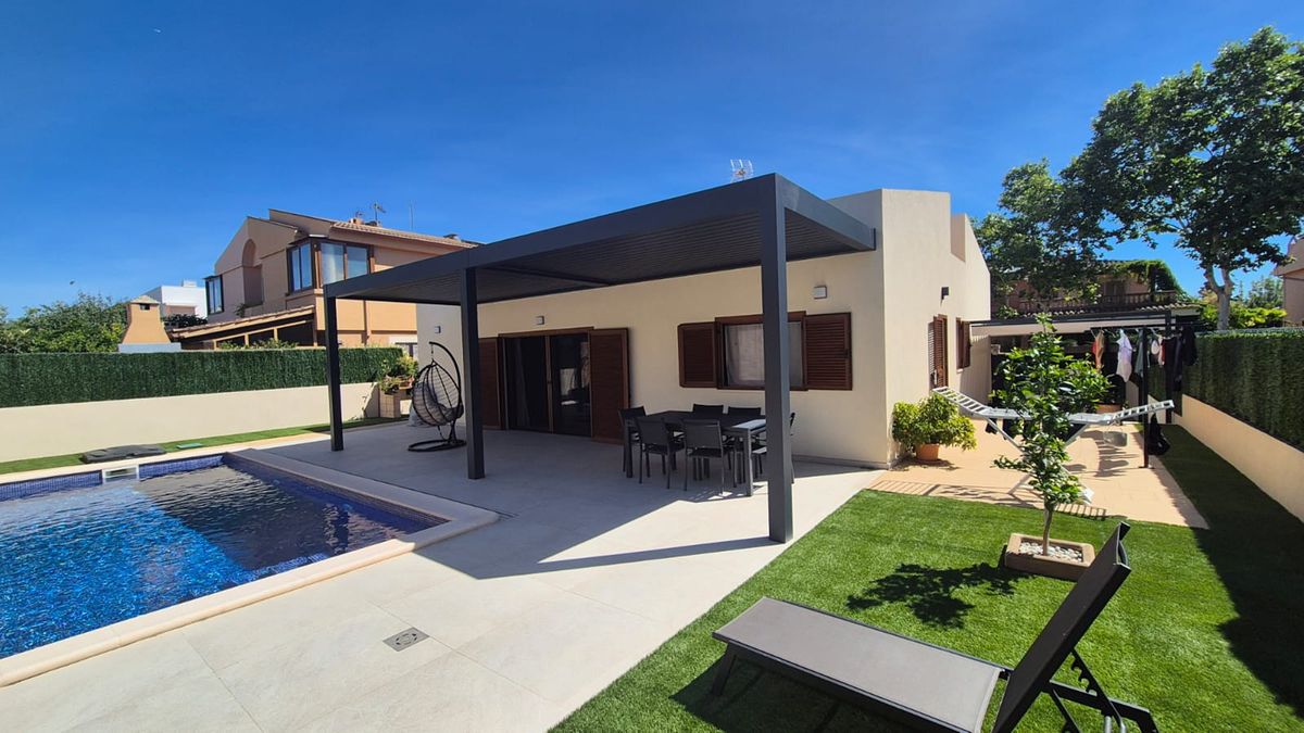 Partial exterior renovation of a home in Mallorca: aluminium pergola, porcelain paving, new swimming pool and lawn